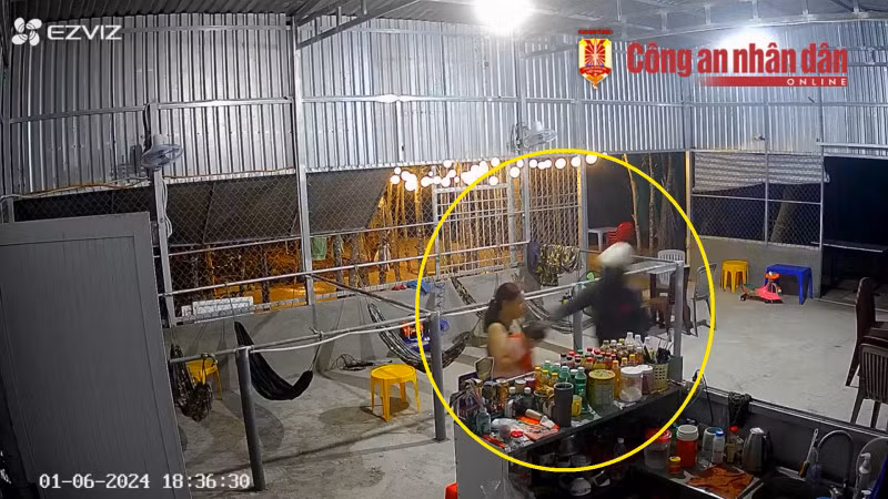 Hình ảnh đối tượng cướp giật dây chuyền của chủ quán.