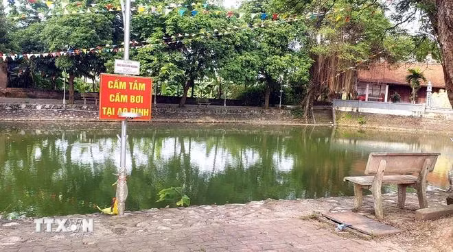 Hiện trường vụ đuối nước ở ao của thôn Tân Mỹ 2, tỉnh Hưng Yên làm 2 trẻ tử vong. (Ảnh: Đinh Văn Nhiều/TTXVN)