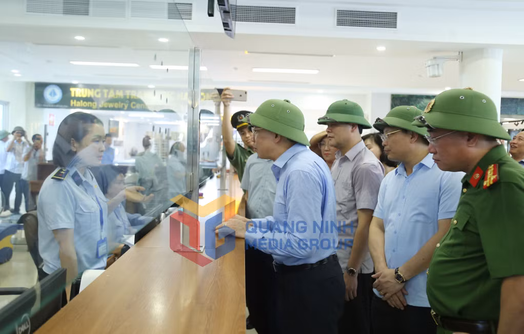 Đồng chí Bí thư Tỉnh ủy, Chủ tịch HĐND tỉnh kiểm tra tại quầy bán vé tham quan các tuyến du lịch trên vịnh Hạ Long.