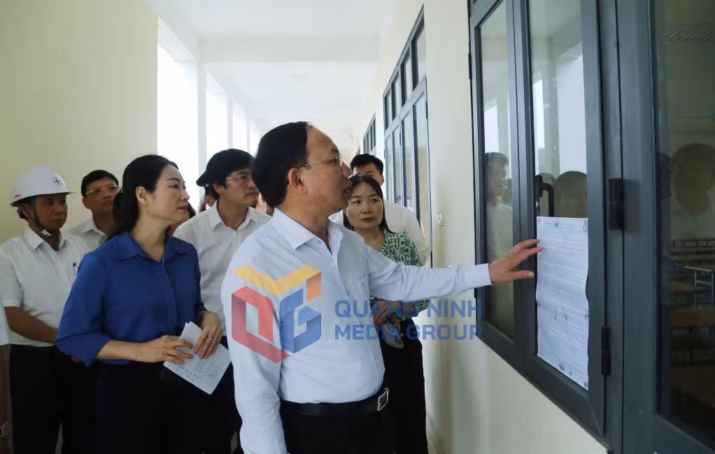 Đồng chí Bí thư Tỉnh ủy, Chủ tịch HĐND tỉnh kiểm tra các quy trình chuẩn bị kỳ thi tại điểm thi Trường THPT Hoành Bồ.
