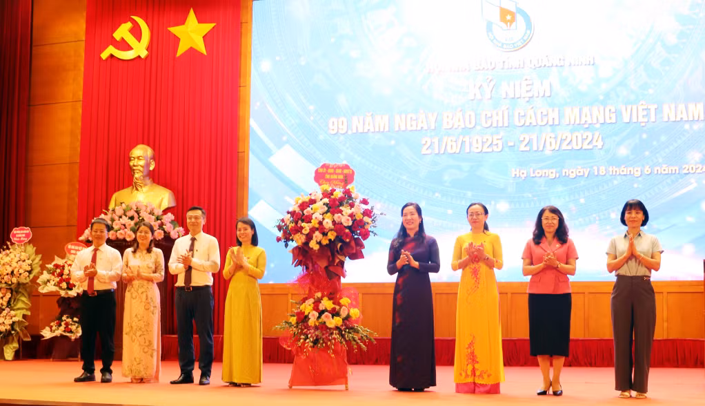Đồng chí Cao Tường Huy, Quyền Chủ tịch UBND tỉnh Quảng Ninh, tặng hoa chúc mừng tại buổi lễ.