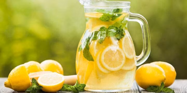 Có thể pha loãng phần nước chanh này ra để thuận tiện cho việc uống nhiều lần trong ngày.
