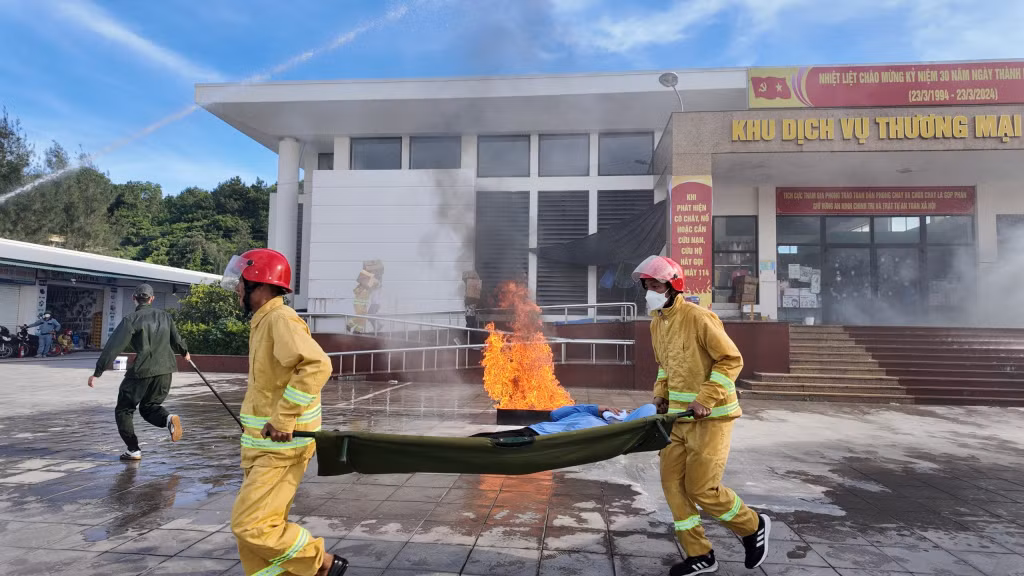Các lực lượng triển khai đội hình sơ tán, thoát nạn, cứu người bị nạn.