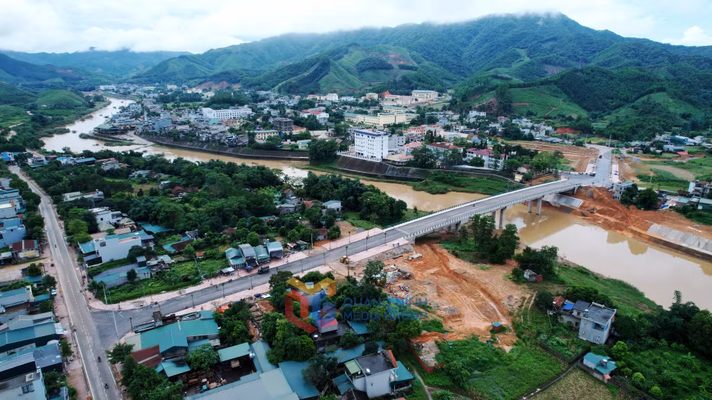 Các công trình hạ tầng kinh tế xã hội đang được hoàn thiện đã góp phần thay đổi diện mạo của huyện miền núi Ba Chẽ