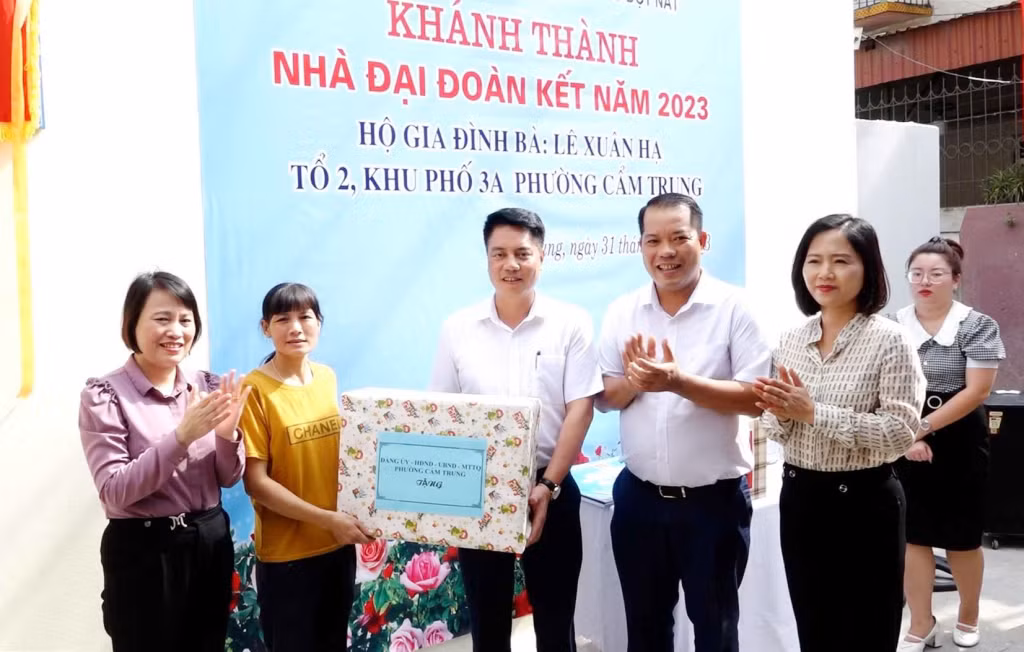 Lãnh đạo phường Cẩm Trung (TP Cẩm Phả) tặng quà mừng tân gia tại lễ khánh thành 