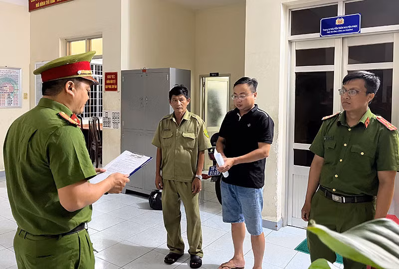 Cơ quan CSĐT Công an TP Tuy Hòa tống đạt quyết định khởi tố bị can và thi hành lệnh bắt tạm giam bi can Nguyễn Phú Hộ (áo đen).