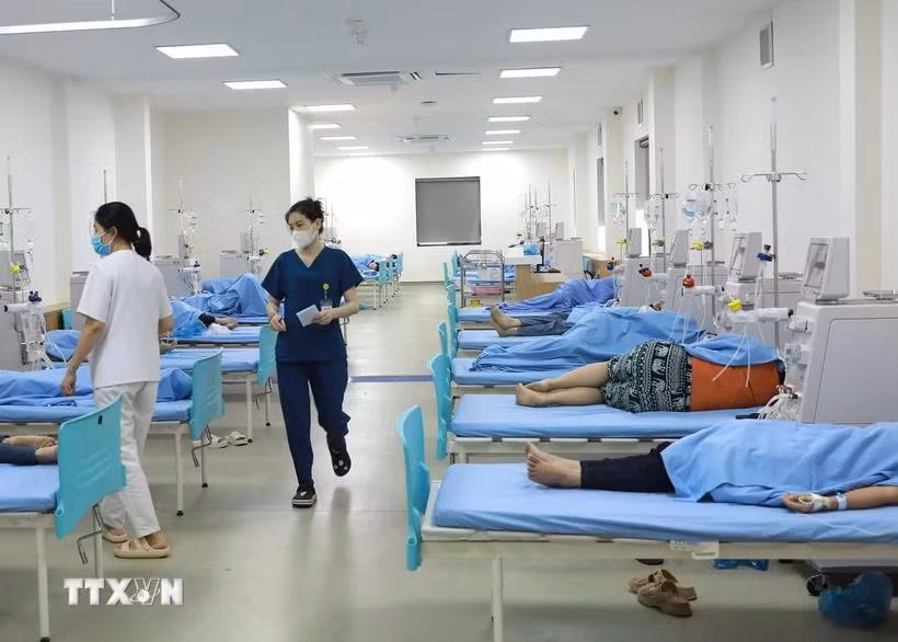 Các công nhân nhập viện ngày 14/5/2024 do một vụ ngộ độc thực phẩm, được điều trị tại Bệnh viện Hữu nghị Lạc Việt. (Ảnh: Hoàng Hùng/TTXVN)