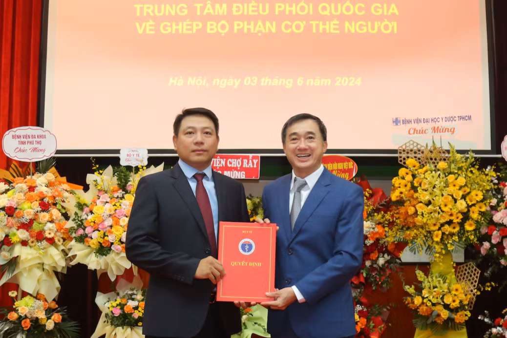 Thứ trưởng Trần Văn Thuấn (phải) trao quyết định bổ nhiệm chức vụ Phó Giám đốc Trung tâm Điều phối Quốc gia về ghép bộ phận cơ thể người cho Tiến sĩ, bác sĩ Phạm Gia Anh. Ảnh: BVCC