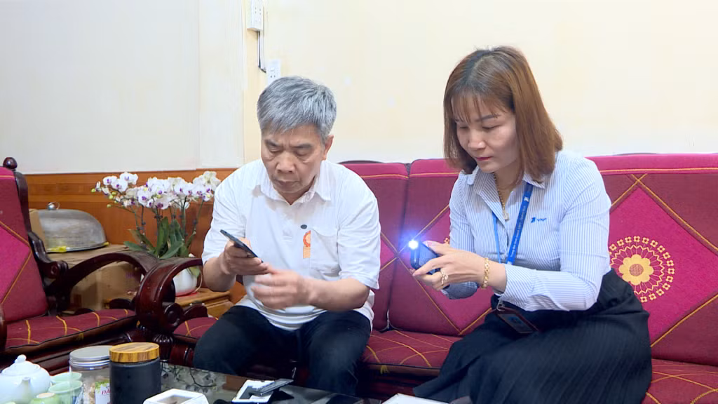 Nhân viên VNPT Quảng Ninh cũng đến tận nhà dân để tuyên truyền, hướng dẫn chuyển đổi sim 2G sang 4G.