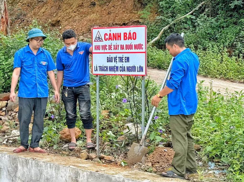 Huyện Đoàn Tiên Yên tổ chức cắm biển cảnh báo khu vực dễ xảy ra đuối nước.