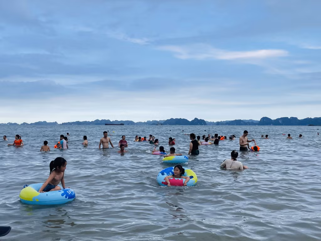 Trẻ em tắm biển tại bãi biển Bãi Cháy.