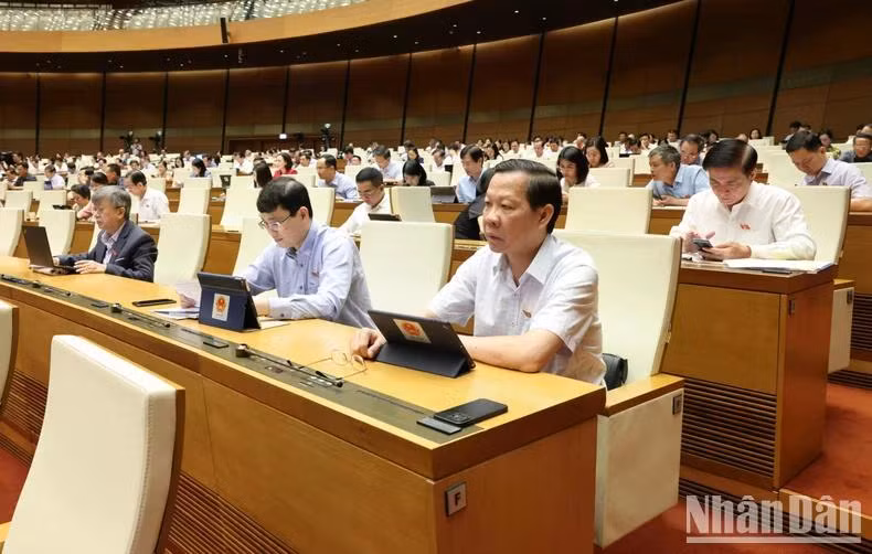 Quang cảnh phiên họp sáng 8/6. (Ảnh: DUY LINH)