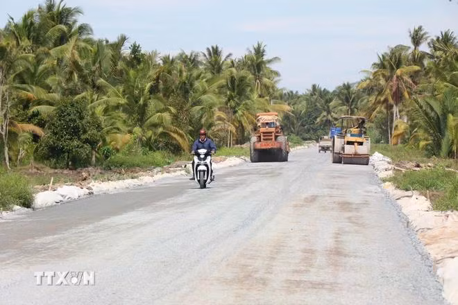 Thi công tuyến tránh Mỹ Phước Trung, huyện Mỏ Cày Bắc, tỉnh Bến Tre, với chiều dài hơn 3,3km, tổng vốn đầu tư gần 180 tỷ đồng. (Ảnh Công Trí/TTXVN)