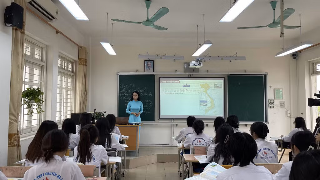 Học sinh khối 12 Trường THPT Chuyên Hạ Long ôn luyện chuẩn bị cho Kỳ thi tốt nghiệp THPT năm 2024.