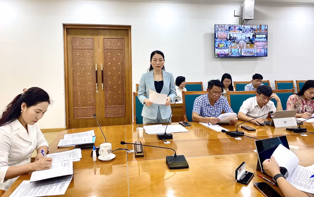 Đồng chí Nguyễn Thị Thúy, Giám đốc Sở GD&amp;ĐT, Phó Trưởng ban Thường trực Ban Chỉ đạo Kỳ thi, báo cáo công tác chuẩn bị cho Kỳ thi tốt nghiệp THPT năm 2024 tỉnh Quảng Ninh.