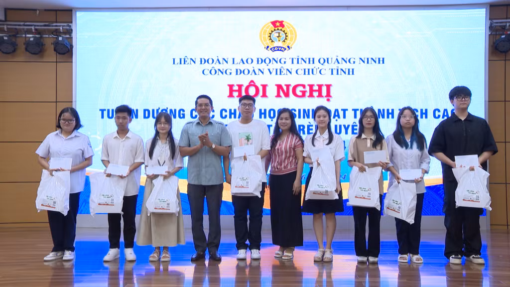 Lãnh đạo Đảng ủy khối các cơ quan tỉnh trao quà cho các cháu có thành tích xuất sắc trong học tập.