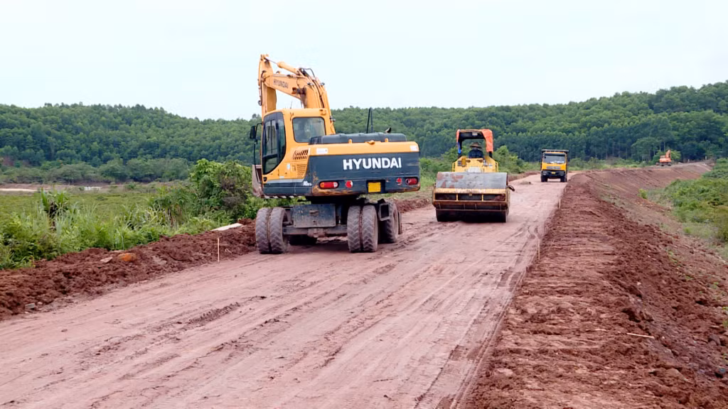 Dự án công trình đường giao thông phát triển sản xuất các thôn Bình Hải, Cái Giá, Tân Thành, Bình Nguyên (xã Tân Bình), một phần trong tuyến đê cấp V trên địa bàn đang được đẩy nhanh tiến độ thi công.