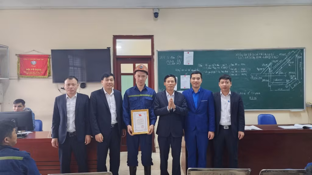 Lãnh đạo Công ty Than Khe Chàm tuyên dương hình ảnh “Người thợ mỏ - Người chiến sĩ” cho công nhân Công trường Khai thác 10.