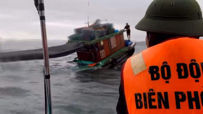 Cán bộ, chiến sĩ Đồn Biên phòng Cô Tô tiếp cận tàu bị nạn.