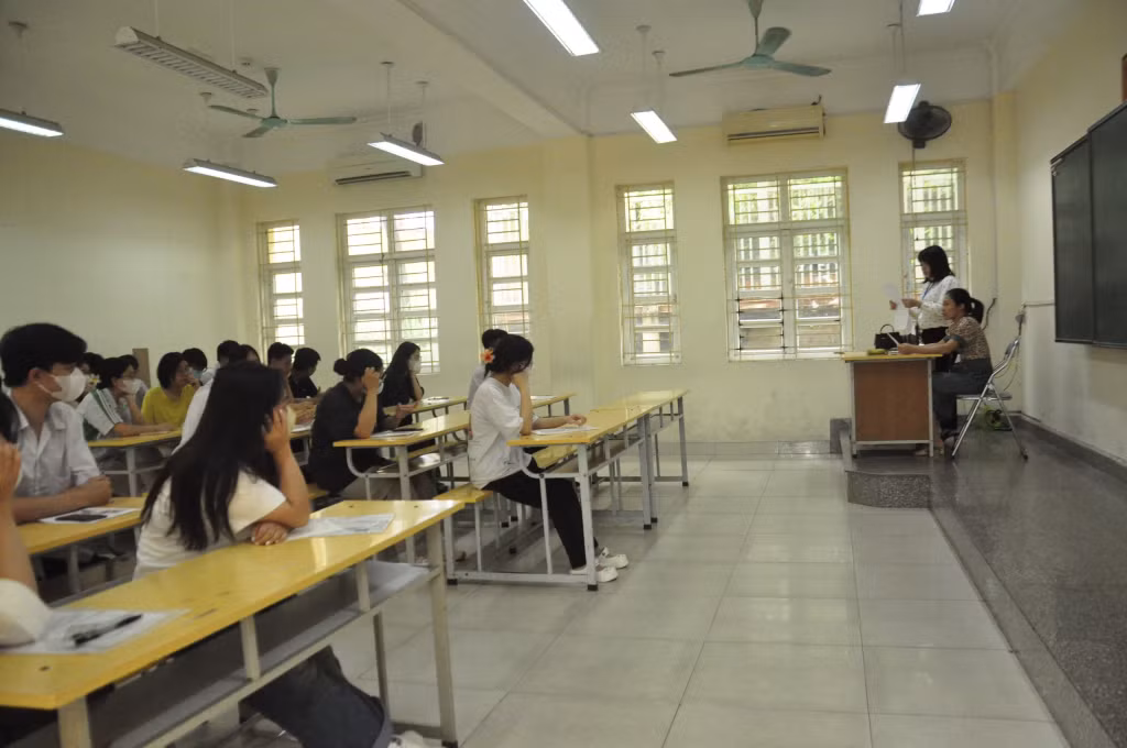 Cán bộ coi thi phổ biến các quy chế, quy định của Kỳ thi tốt nghiệp THPT năm 2024.