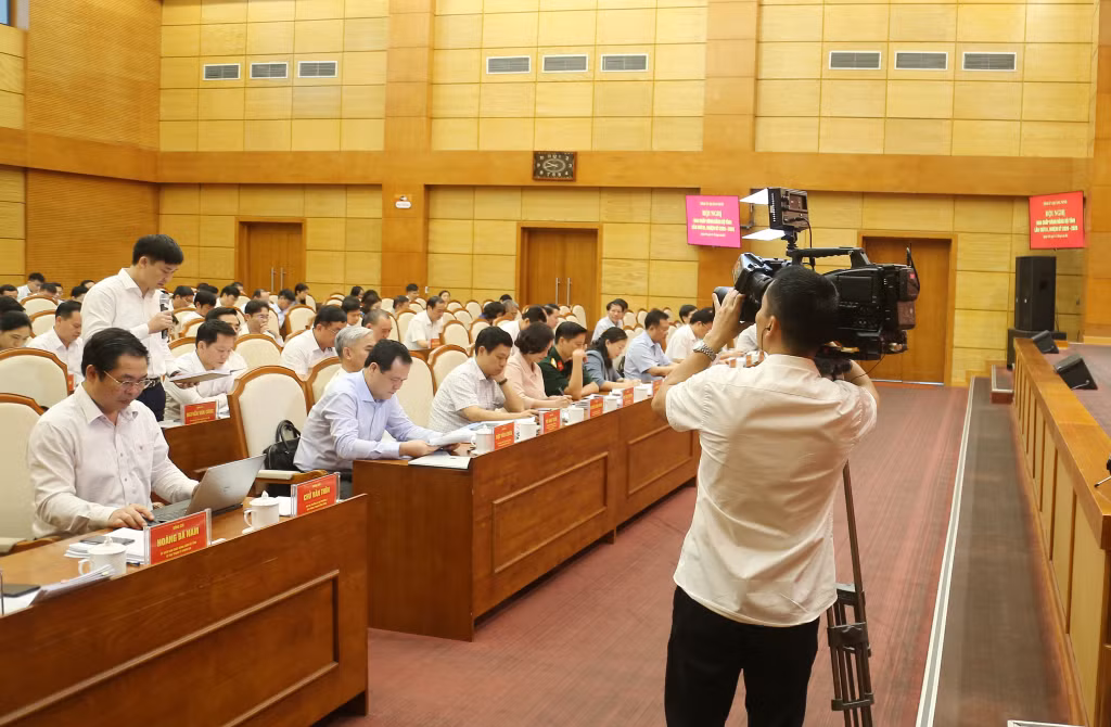Phóng viên Hoàng Nam (phòng Thời sự, Trung tâm Truyền thông tỉnh) tác nghiệp tại hội nghị BCH Đảng bộ tỉnh.