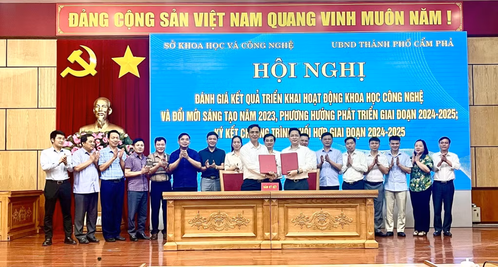 Lãnh đạo Sở KHCN, TP Cẩm Phả ký kết Chương trình phối hợp về phát triển KHCN và đổi mới sáng tạo giai đoạn 2024-2025. Ảnh: Sở KHCN