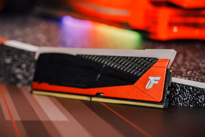 FURY Renegade DDR 5 có tạo hình và màu sắc lấy từ các mẫu xe Công thức 1.