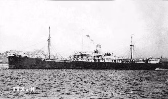 Ngày 5/6/1911, tại cảng Sài Gòn, người thanh niên yêu nước Nguyễn Tất Thành (Chủ tịch Hồ Chí Minh) quyết tâm ra đi trên con tàu Đô đốc Latouche-Tréville để thực hiện hoài bão giải phóng nước nhà khỏi ách nô lệ của thực dân, đế quốc. (Ảnh: Tư liệu/TTXVN phát)