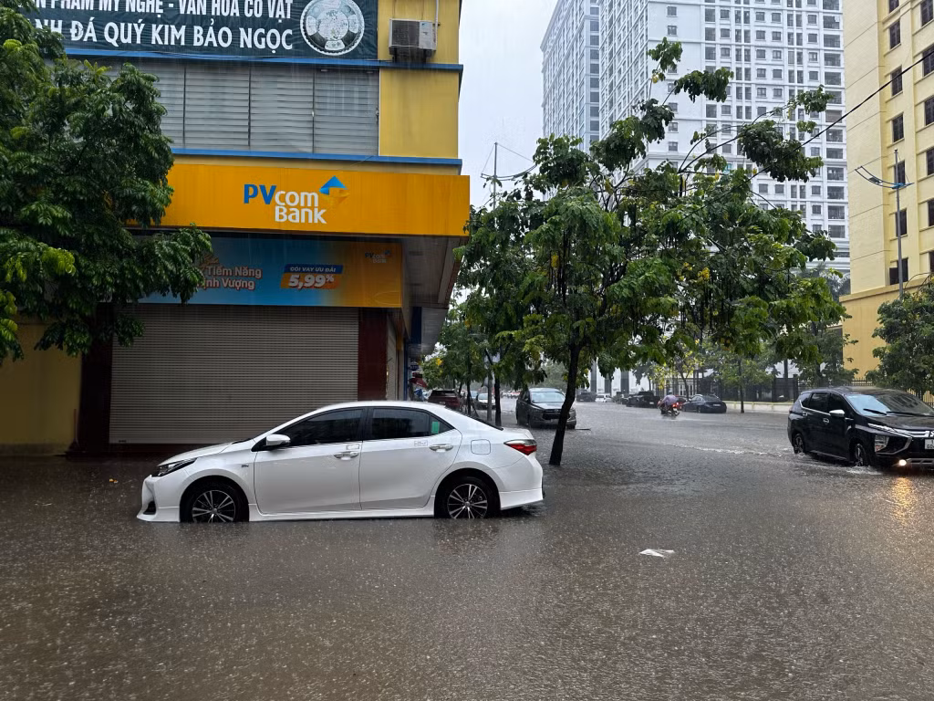 Đường 25/4, TP Hạ Long, ngập từ sáng nay.