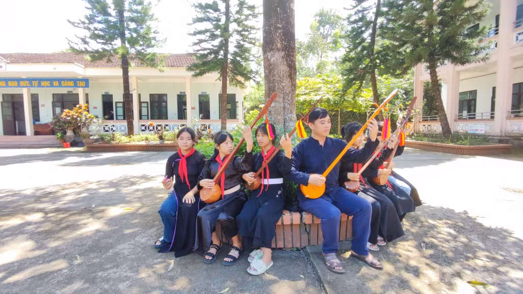 Các CLB văn nghệ được thành lập trong khu dân cư và trường học góp phần bảo tồn và trao truyền văn hóa truyền thống.