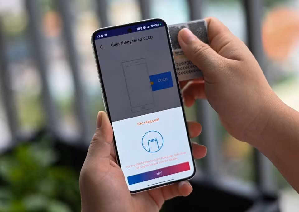 Nhiều người dùng gặp khó khăn ở bước quét chip NFC trên CCCD. Ảnh: Xuân Sang.