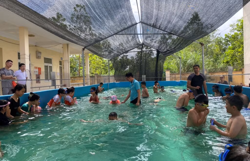 Lớp học bơi cho trẻ em tại Trường TH&amp;THCS Dân Chủ-Quảng La (xã Quảng La, TP Hạ Long).
