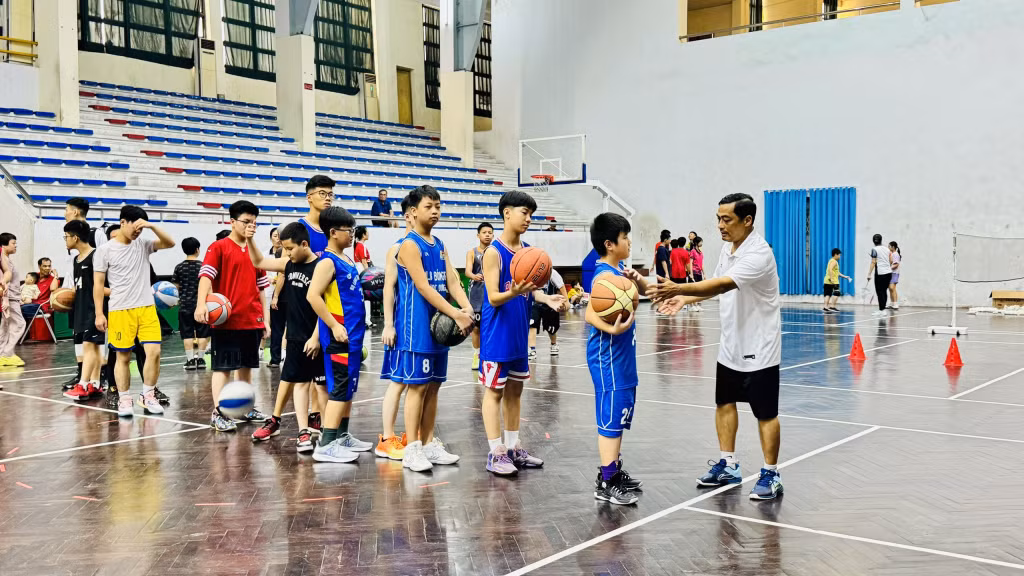 Lớp học bóng rổ.