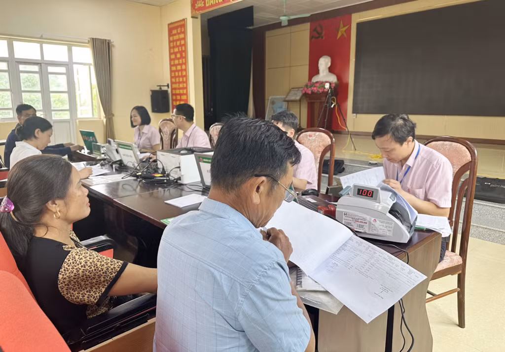Ngân hàng CSXH huyện Đầm Hà thực hiện thu lãi thông qua tổ TK&amp;VV. Ảnh: Đỗ Hùng