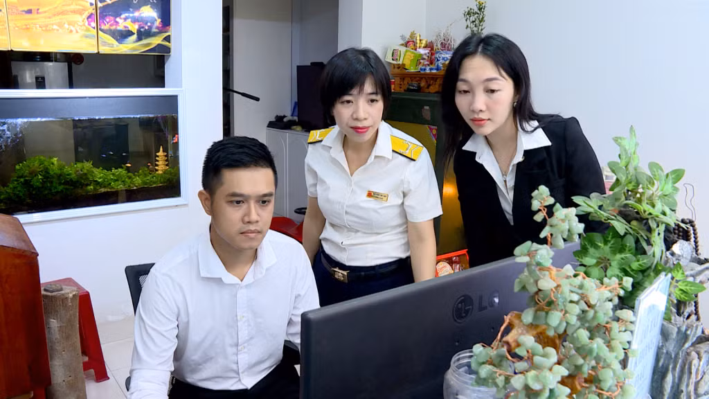 Công chức Chi cục Thuế Hạ Long kiểm tra việc xuất HĐĐT trong giao dịch mua bán vàng trên địa bàn TP Hạ Long