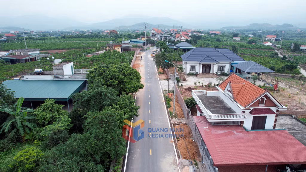 Nhiều tuyến đường được nhân dân hiến đất, dịch tường rào lên tới 2,5m để hoàn thiện hạ tầng giao thông công cộng