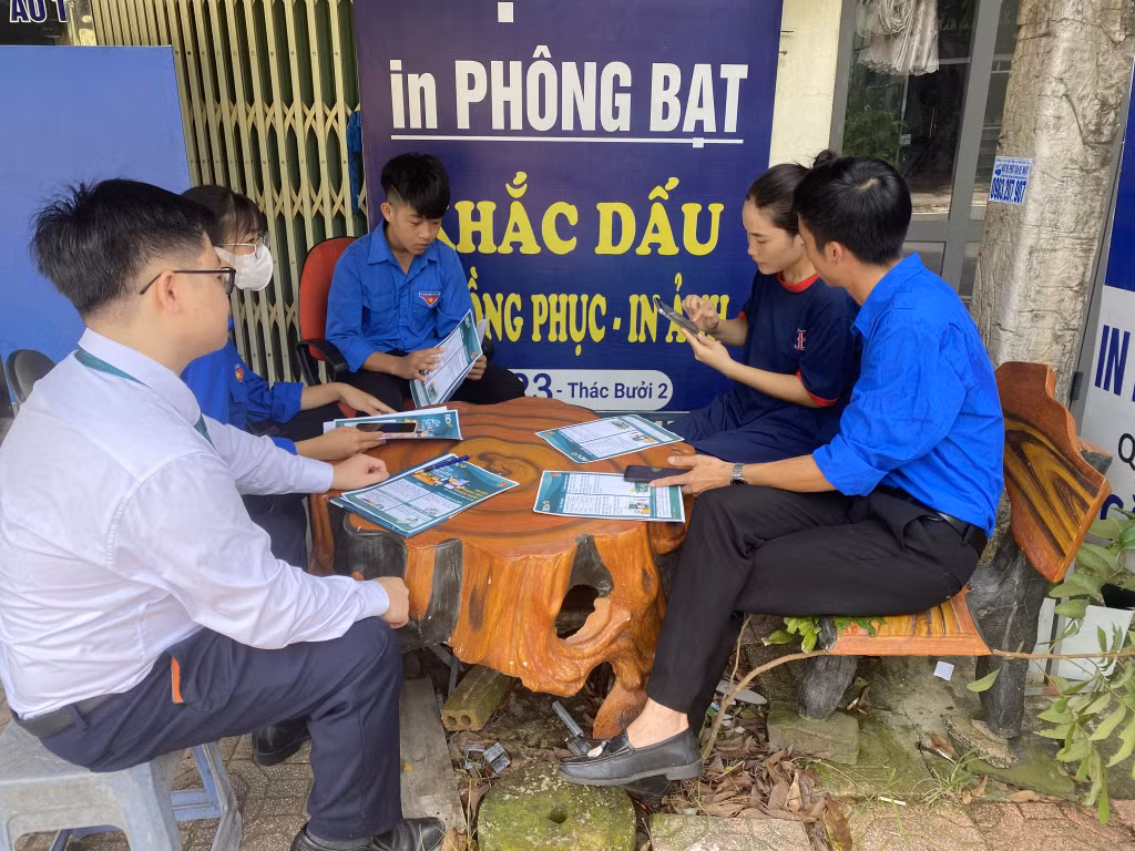 Đoàn Thanh niên huyện tuyên truyền, hướng dẫn người dân tiếp cận tiện ích số.