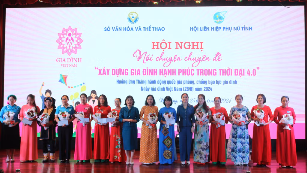 Nhiều tập thể và cá nhân được khen thưởng vì có thành tích xuất sắc trong công tác xây dựng gia đình, phòng, chống bạo lực gia đình.