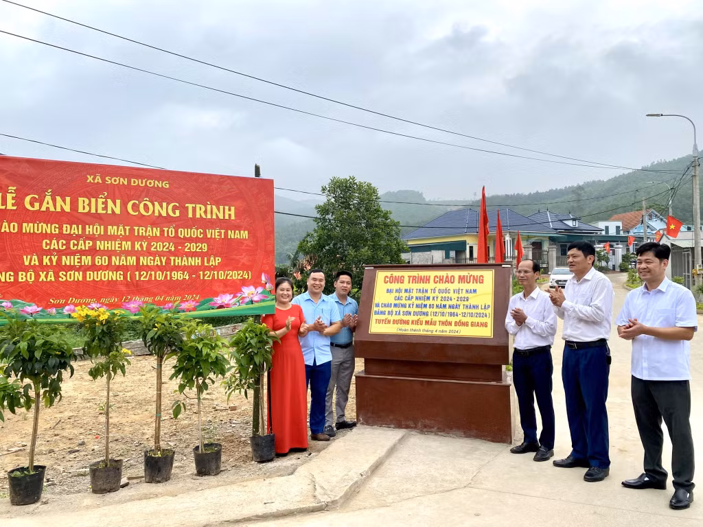 Xã Sơn Dương (TP Hạ Long) gắn biển công trình chào mừng Đại hội MTTQ các cấp nhiệm kỳ 2024-2029 và kỷ niệm 60 năm Ngày thành lập Đảng bộ xã. Ảnh: Hoàng Giang