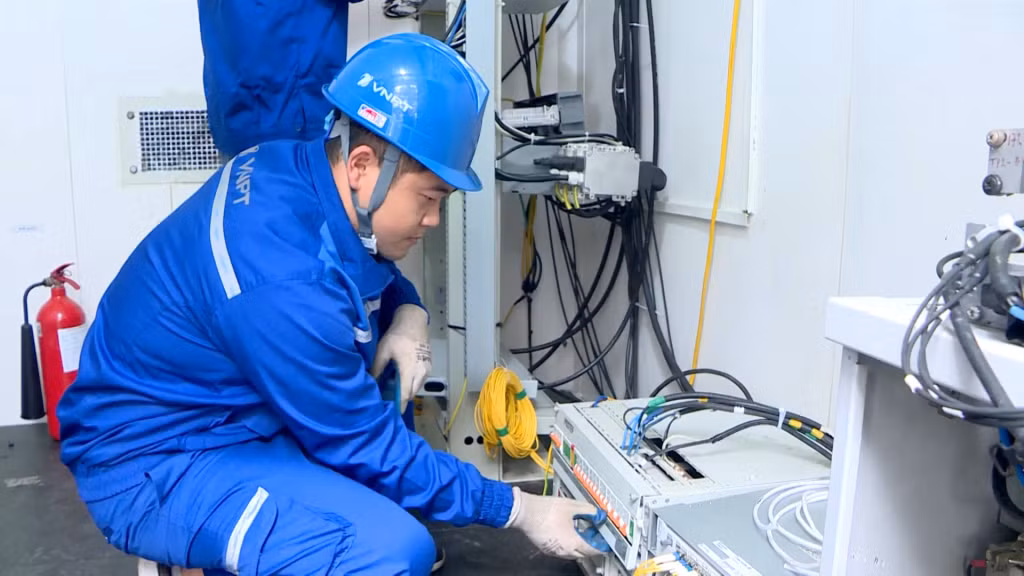 Nhân viên VNPT lắp đặt bổ sung các trạm 4G đảm bảo việc phát sóng.