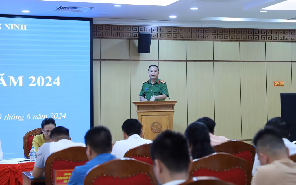 Đại diện Phòng CSĐT tội phạm về ma túy Công an tỉnh, cung cấp thông tin tại họp báo.