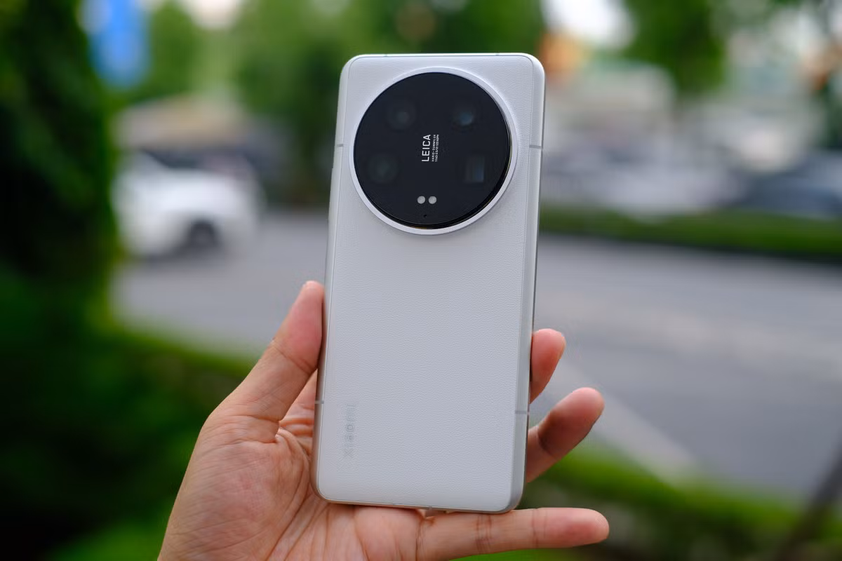 So với 13 Ultra, 14 Ultra không thay đổi nhiều về ngoại hình nhưng nâng cấp mạnh về camera và được nhiều trang quốc tế gọi là "vua chụp hình" của làng smartphone. Máy sử dụng cảm biến một inch, lớn hàng đầu trên điện thoại và hệ thống bốn ống kính hợp tác sản xuất với Leica. Sản phẩm có điểm nhấn với cụm camera lớn, logo nổi bật của hãng máy ảnh Đức. Sau Xiaomi, gần đây các đối thủ Trung Quốc như Vivo, Oppo cũng bắt đầu áp dụng thiết kế cụm camera tròn cỡ lớn phía sau.