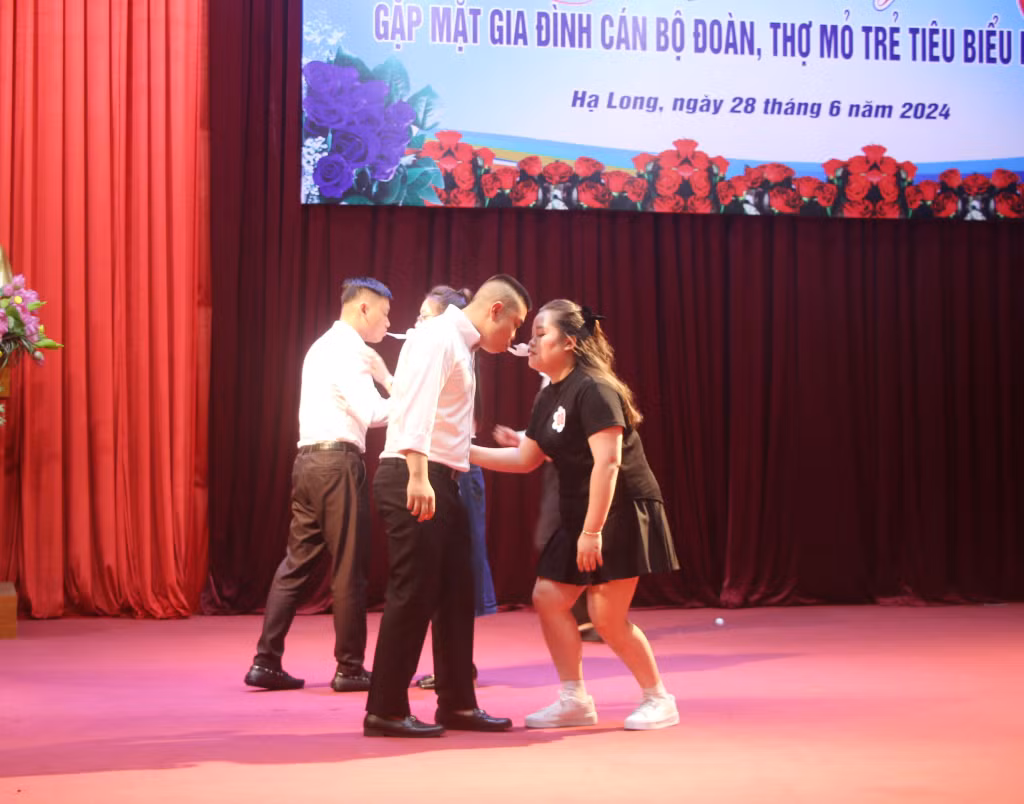 Các gia đình tham gia các phần thi vui nhộn “Chung sức đồng lòng”...