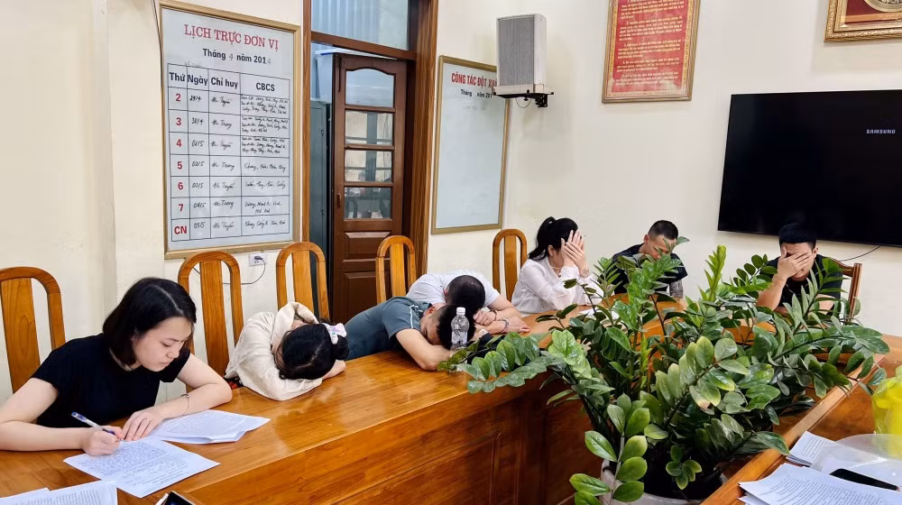 Các đối tượng sử dụng và tổ chức sử dụng trái phép chất ma tuý bị bắt giữ tại cơ quan Công an TP Hạ Long.