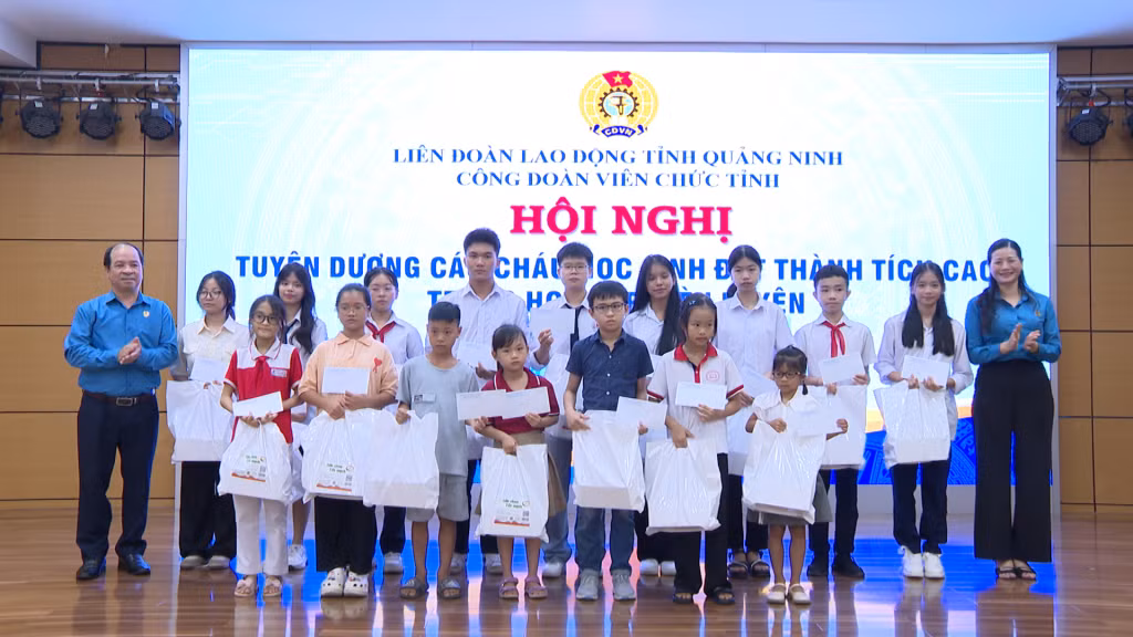 Tại hội nghị có 50 50 em học sinh đại diện cho 194 em là con CBCCVCLĐ các cấp Công đoàn viên chức được khen thưởng