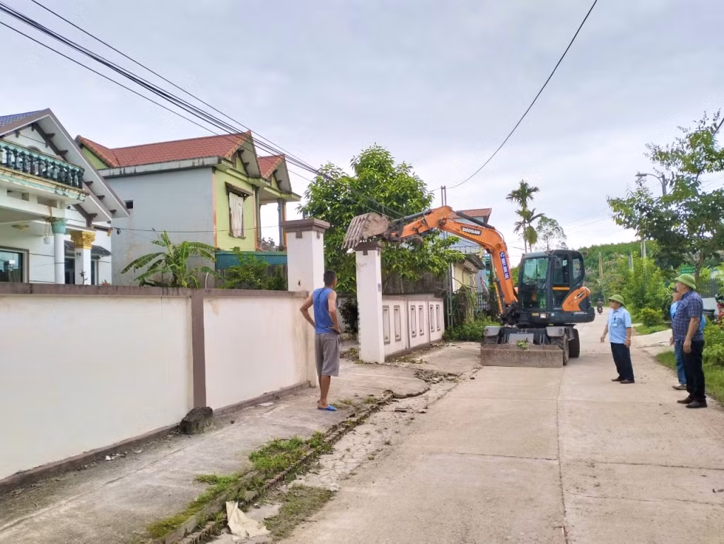 Các hộ dân tự nguyện hiến đất và tháo dỡ các công trình trên đất để thực hiện dự án cải tạo nâng cấp tuyến đường nông thôn mới tại xã Đường Hoa.