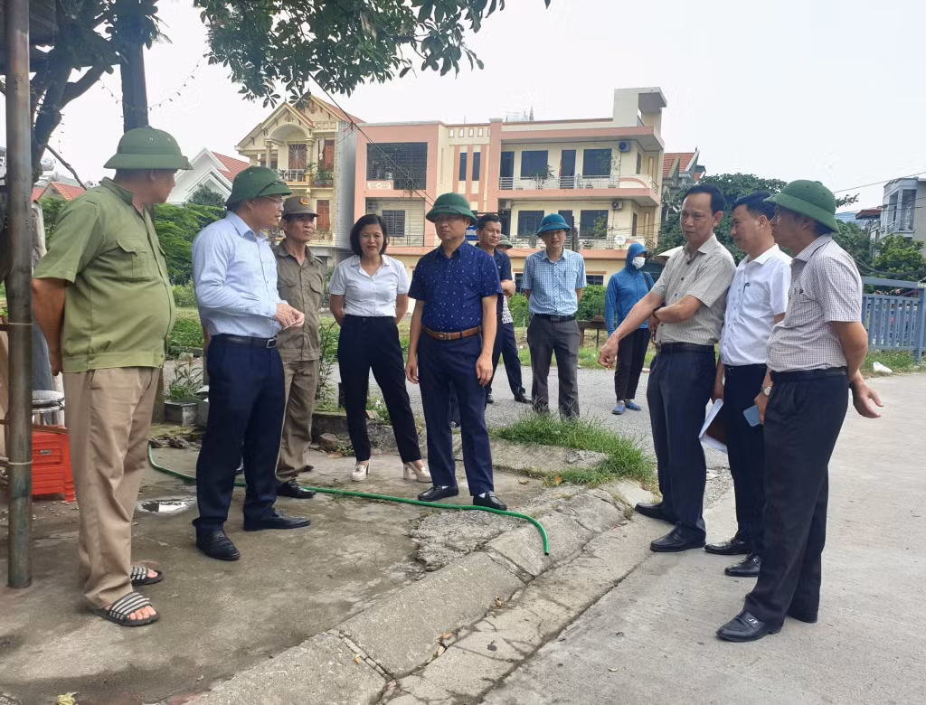Đồng chí Phó Chủ tịch UBND tỉnh Nghiêm Xuân Cường kiểm tra tại một chốt kiểm soát dịch trên địa bàn phường Minh Thành, TX Quảng Yên.