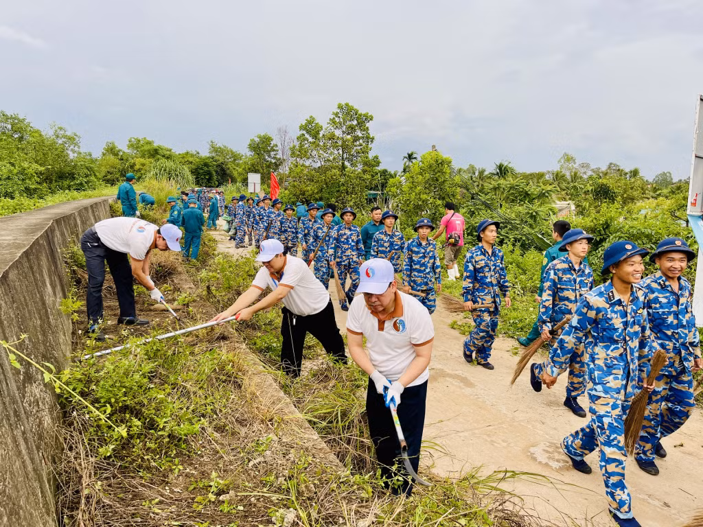Các lực lượng vũ trang trên địa bàn TX Quảng Yên cũng đã huy động hàng trăm chiến sĩ tổng vệ sinh môi trường tại khu vực đê Hà Nam.