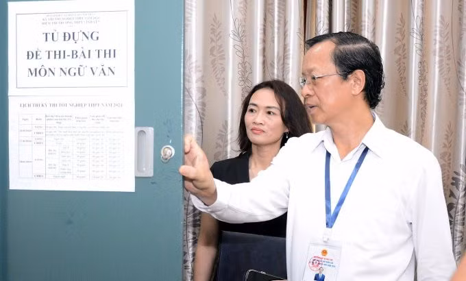 Thứ trưởng Giáo dục và Đào tạo Phạm Ngọc Thưởng kiểm tra công tác chuẩn bị cho kỳ thi tốt nghiệp THPT ở Vĩnh Phúc hôm 17/6. Ảnh: MOET