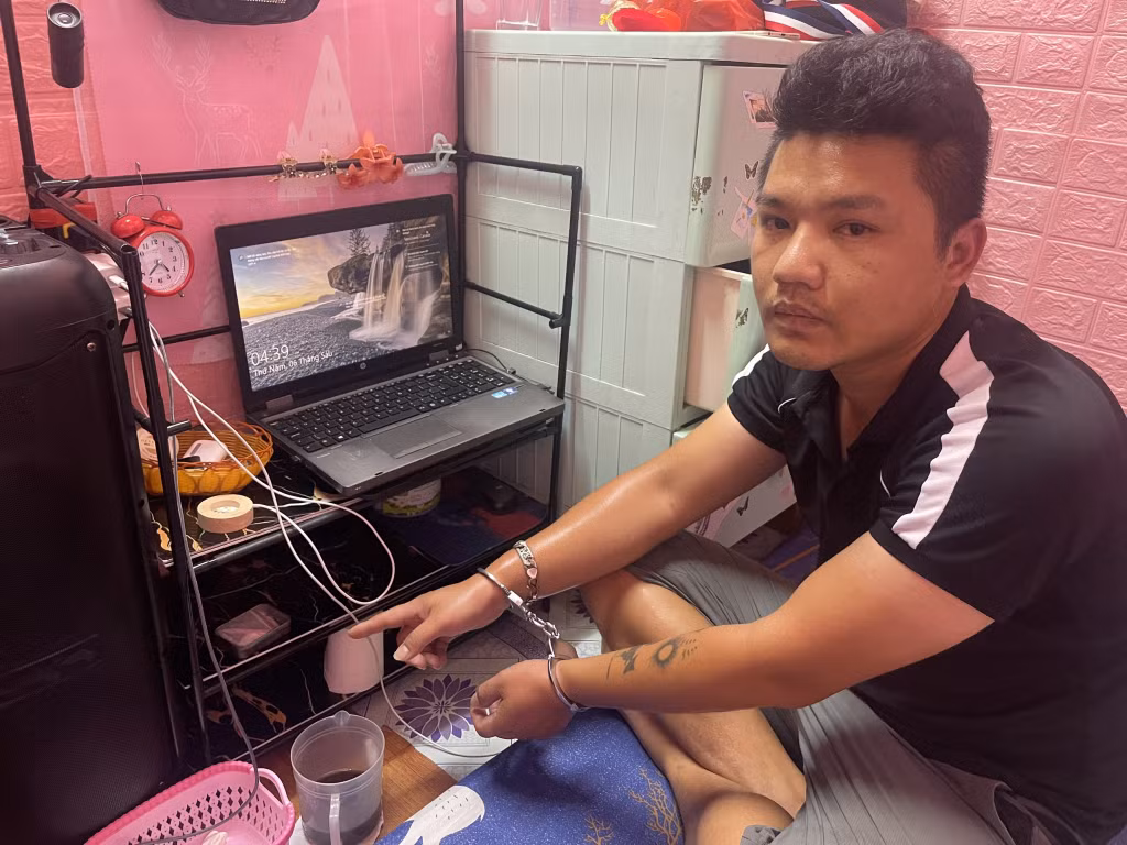 Đối tượng Phạm Văn Hiếu bị bắt giữ và tang vật bị thu giữ tại thời điểm kiểm tra, phát hiện.